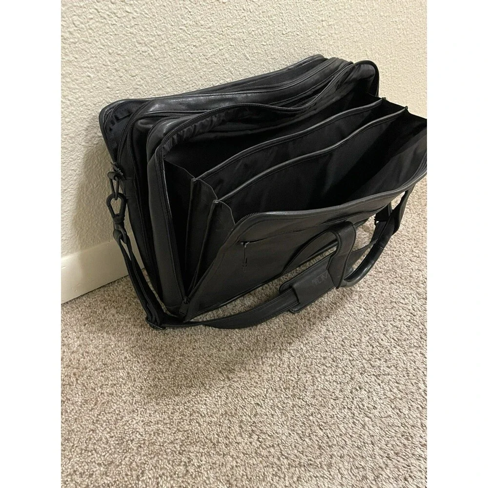 Tumi Executive Style Briefcase Laptop Carry Bag Soft genuine black Leather
